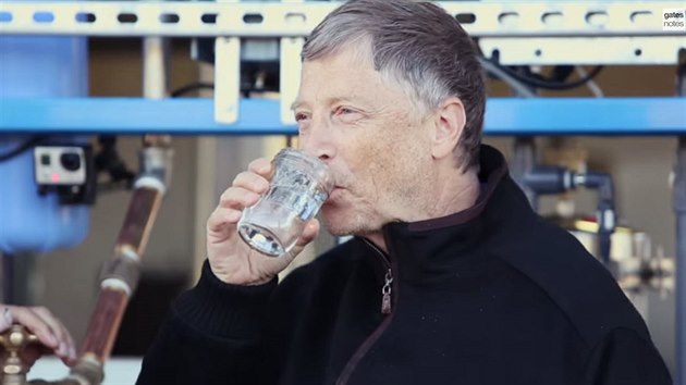 Bill Gates pije vodu, která jet ped pti minutami byla souástí lidských...
