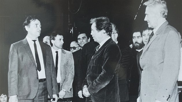 Prezident Vclav Havel pi nvtv Zlna 7. bezna 1990 v Divadle pracujcch. Vlevo je zlnsk etnograf a len Obanskho fra Karel Pavlitk, vpravo znm cestovatel Miroslav Zikmund.