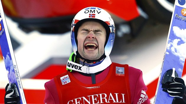 Norský skokan na lyích Anders Jacobsen se raduje z triumfu v Ga-Pa.