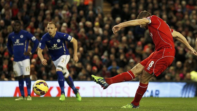 Steven Gerrard z Liverpoolu promuje penaltu v duelu s Leicesterem.