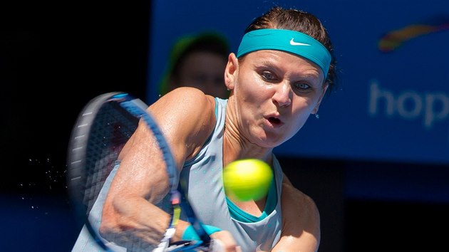 Lucie �afá�ová v duelu s Italkou Flavii Pennettaovou.