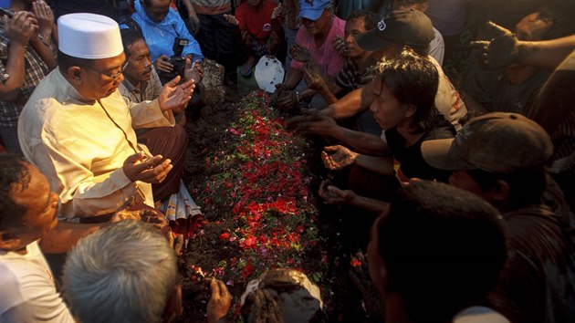 V indonsk Surabje lid pohbili svou pbuznou, kter zahynula pi pdu letadla AirAsia pobl Bornea.