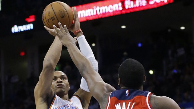 Russell Westbrook (vlevo) z Oklahoma City stl pes ruku Johna Walla z Washingtonu.