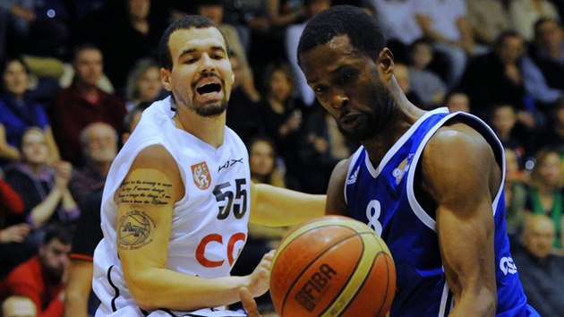 Ostravsk basketbalista Corey Muirhead (vpravo) se dostv k m, sleduje ho James Tucker z Dna.