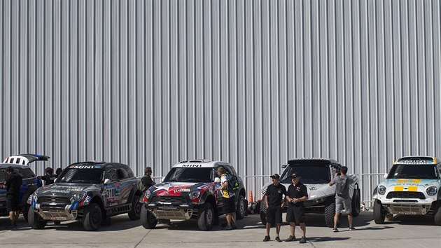 Automobily zaparkovan ped startem Rallye Dakar.