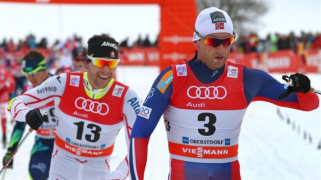 Druhou etapu Tour de Ski ovldl Petter Northug (vpravo) ped Alexem Harveyem.