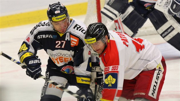 Vtkovick hokejista Peter Hevka (vlevo) v souboji s olomouckm Pavlem Paterou.