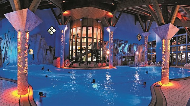 Můžete si vybrat, zda strávíte večer v bazénu, nebo v některém z okolních barů.