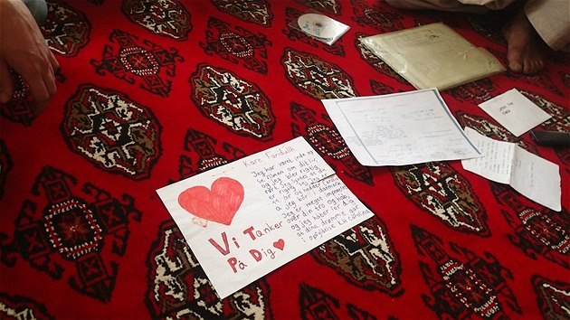 Rodina si nechv dopisy, kter mu ze zahrani pily. esk dti pedstihly dnsk (Afghnistn, 30. listopadu 2014).
