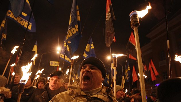 Kyjevem proel prvod na poest Stepana Bandery. astnci krom Banderova portrtu nesli i prapory Pravho sektoru a strany Svoboda (Ukrajina ,1. ledna 2014).