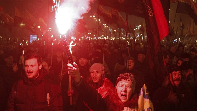 Řada účastníků průvodu na počest Stepana Bandery nesla pochodně, někteří měli i světlice (Ukrajina ,1. ledna 2014).