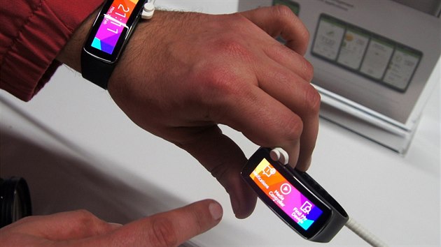 Samsung Gear Fit na veletrhu MWC