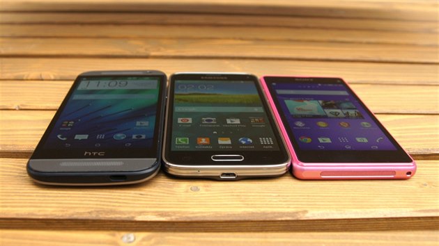 Design Galaxy S5 mini se dr zajetch kolej Samsungu, je to dsledn zmenen velk typ S5. Tot plat i pro soupee.