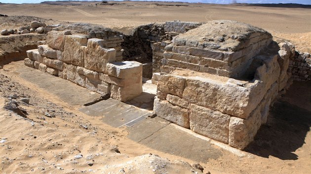 Celkov pohled na hrobku krlovny Chentkaus III. ze severovchodu. (4. ledna 2015)