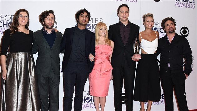 Herci ze seri�lu Teorie velk�ho t�esku na People's Choice Awards (Los Angeles, 7. ledna 2015)