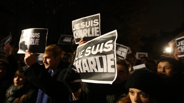 Ped francouzskou ambasdou v Praze vyjdily stovky lid solidaritu s obmi steden stelby v pask redakci satirickho tdenku Charlie Hebdo (8. 1. 2014).