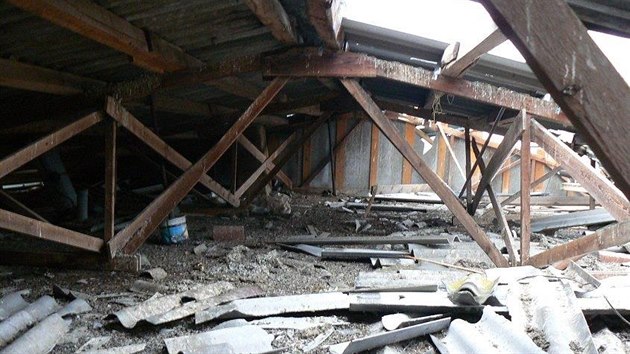 Vichr posunul střechu ubytovny na Tachovsku, hasiči obyvatele domu evakuovali. Hrozilo totiž, že střecha spadne.