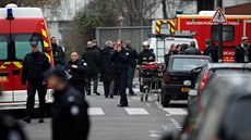 Záchranái na míst útoku na redakci satirického týdeníku Charlie Hebdo (7....