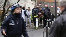 Záchraná�i na míst� útoku na redakci satirického týdeníku Charlie Hebdo (7....