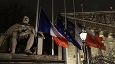 Vlajky p�ed francouzským parlamentem vlají po útoku na redakci satirického...