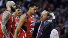 POSLOUCHEJ. Káe trenér Atlanty Mike Budenholzer, pozorn naslouchá Thabo...