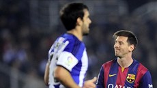 Lionel Messi (vpravo) po promarněné šanci na hřišti San Sebastianu.