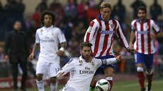 Souboje obránce Sergia Ramose s útoníkem Fernandem Torresem byly hodn asté....