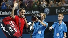 Roger Federer zdraví diváky na turnaji v Brisbane.