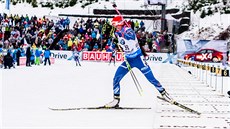 RYCHLE PRY. Veronika Vítková opoutí stelnici pi sprintu v Oberhofu.