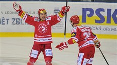 Jiří Polanský z Třince se raduje z gólu, vpravo je Vladimír Dravecký.