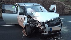 U Stráe nad Ohí narazilo auto do domu, ti lidé se zranili.