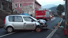 U Stráe nad Ohí narazilo auto do domu, ti lidé se zranili.