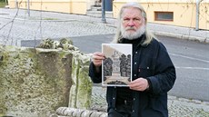 Sochař Karel Meloun pózuje u historického podstavce karlovarské busty Johanna...