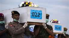 Indonétí vojáci nesou rakve s obtmi zíceného airbusu (3. ledna 2015).