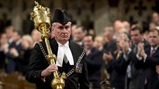 Kevinovi Vickersovi ve stoje tleskají lenové kanadského parlamentu (23. íjna...