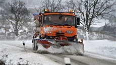 Pluh na silnici u Hrukových dvor na Jihlavsku.