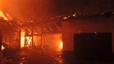 K po�áru dorazilo p�t jednotek hasi�� se �esti cisternami.