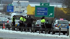 Zadr�ení zlod�je, který p�ed obchodním domem v Chebu odcizil BMW.