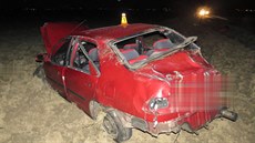 Mladý opilý �idi� dostal smyk a p�evrátil auto p�es st�echu. Vá�n� p�itom...