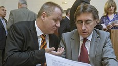 Ministr Svatopluk N�me�ek a jeho nám�stek, hlavní hygienik Vladimír Valenta na...