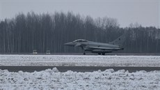 Letoun Eurofigher italských vzduných sil pistává v litevském iauliai.