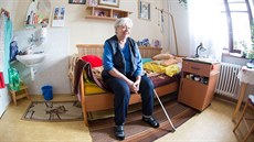 Osmdesátiletá Josefa Paličková bydlí na jednom z mála jednolůžkových pokojů. V...