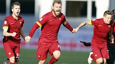 Fotbalisté AS �ím Pjani� (vlevo), De Rossi a Iturbe oslavují výhru v Udine.