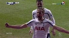 Harry Kane z Tottenhamu Hotspurs se raduje po vstelení gólu do sít Chelsea....