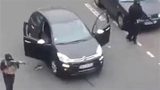Úto�níci p�ed redakcí novin Charlie Hebdon. (7. ledna 2015)