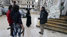 Velitelka enského praporu Umm Mohamad hovoí s vojáky Svobodné syrské armády...