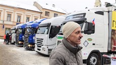Kamiony pro pepravu pomoci zajistil majitel jablonské firmy Kvido tpánek.