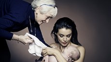 Iva Kubelková pi focení snímku s miminkem z kojeneckého ústavu.