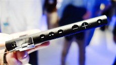 Na bo�ní stran� jsou základní p�ehrávací tla�ítka. Jinak v�e obslou�íte na...