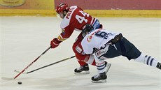 Obránce Liberce Jan Výtisk (vpravo) a úto�ník Slavie Michal Poletín bojují o...